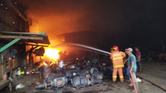 Gudang Sabar Menunggu di Roomo Manyar Terbakar