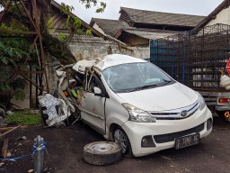 Xenia Tabrak Pohon Jalan Lettu Suyitno Bojonegoro, Dua Orang Tewas