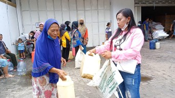 Antre Hingga Berpanas-panasan Demi Migor, Warga Ponorogo Hanya 'Gigit Jari'