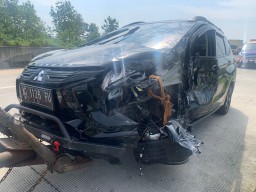 Laka di Tol Madiun, Satu Kendaraan Hingga Terbalik