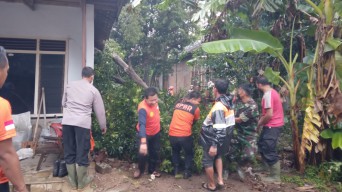 Sambit Diguyur Hujan Angin Satu Jam, Warung dan Rumah Porak Poranda