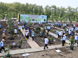 Gubernur Khofifah Tanam Pohon Massal dan Tebar Bibit Ikan di Bendungan Semantok