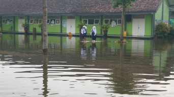 Halaman Sekolah Banjir, Pelajar SMP di Tulungagung Belajar Secara Online