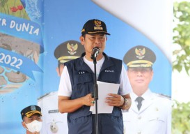 Peringati Hari Air Sedunia, Bupati Lamongan Tanam Pohon dan Sebar Benih Ikan