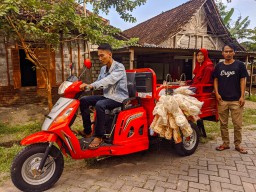 Demi Sang Ibu Jualan Sayur, Dua Pemuda Bojonegoro Kumpulkan Uang Koin Tiga Karung Untuk Beli Motor