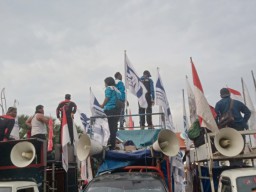 Geruduk Grahadi, Ribuan Buruh Jatim Tolak Kebijakan JHT