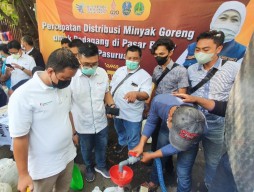 Serahkan 3.500 Ton Minyak Goreng di Pasuruan, Gubenur Jatim Kontrol Langsung Distribusinya