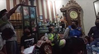 Gelapkan Uang Arisan, Puluhan Warga Bojonegoro Gruduk Rumah Mama Muda di Sumberejo