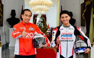 Jokowi Beri Kejutan Pembalap Jatim dalam Parade MotoGP di Istana Negara
