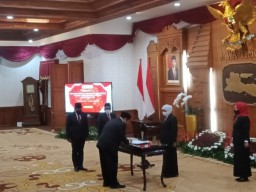 Gubernur Khofifah Lantik Jajaran Komisaris dan Direksi Bank Jatim