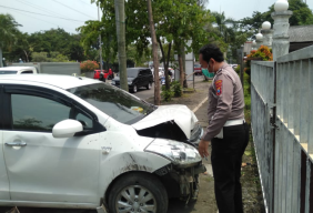 Belajar Nyetir, Ertiga Hajar Pagar GOR Sidoarjo dan Median Jalan