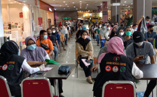Demi Dapat Vaksin Booster, Warga Sidoarjo Rela Antre Sejak Subuh