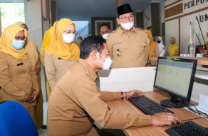 Pimpin Apel Pagi, Bupati Yes Ajak Gairahkan Minat Baca Masyarakat Lamongan