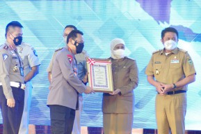 Kapolri Anugerahkan Penghargaan ETLE Nasional Presisi pada Gubernur Khofifah