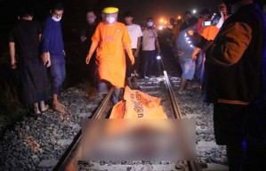 Gadis Muda Asal Kediri Diduga Bunuh Diri Tabrakkan Diri ke KA di Jombang