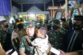 KASAD Jenderal Dudung Menangis saat Gendong Putra TNI Korban KKB Papua