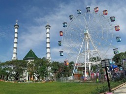 Yuk Ngabuburit di Atas Alun-alun Lamongan Naik Wahana Bianglala