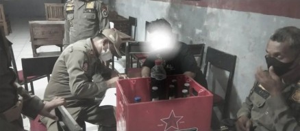 Tetap Buka Saat Ramadan, Kafe Plus Karaoke di Kembangbahu Ditutup Satpol PP