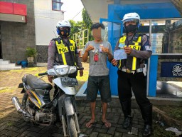 Gara-Gara Tidak Pakai Helm, Pemuda Kenayan Ketahuan Bawa Pil Dobel L