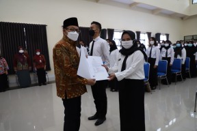 Wali Kota Sutiaji Serahkan SK 180 CPNS Kota Malang