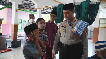 Saat Ramadan, Polisi di Ponorogo Ini Jadi Guru Ngaji dan Adzan