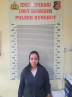 Bawa Narkoba, Polisi Ciduk Emak-emak di Depan Bess Mansion Jemursari Surabaya