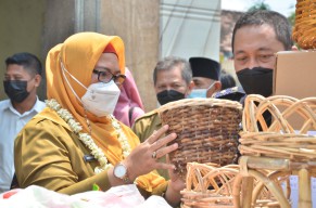 Bea Cukai Gresik Inisiasi Ekspor Produk Rotan UMKM Menganti ke Jepang dan Frozen Food Driyorejo ke Malaysia