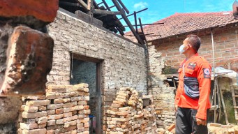 Rumah Warga Ponorogo Mendadak Roboh, Pemiliknya Terluka dengan 11 Jahitan