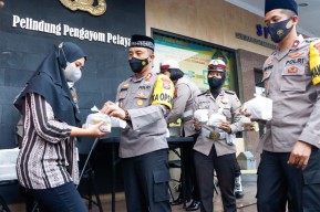 Bulan Penuh Berkah, Polres Jombang Berbagi Takjil Kepada Sesama