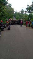 Tak Kuat Naik, Truk Muatan Sembako Terguling di Sooko Ponorogo