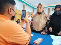 Senyum Sumringah Nenek Asmaiyah Terima BLT Migor Rp 300 Ribu dan Bantuan Sembako Rp 200 Ribu