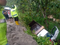 Lewat Tanjakan Biting Sooko, Giliran Truk Muatan Pasir Nyungsep ke Parit