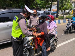 Terjaring Razia, Puluhan Sepeda Motor di Ponorogo Dipasangi Janur Kuning