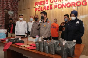 Transaksi Serbuk Petasan di Depan Masjid, Dua Tersangka Diamankan