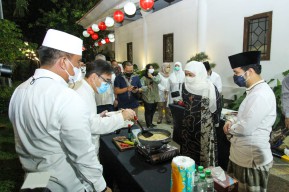 Gubernur Khofifah Saksikan Keseruan Pejabat Pemprov Masak Bandeng