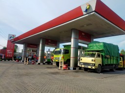 Solar Langka, Sopir Kelimpungan Cari SPBU Hingga Antre Panjang