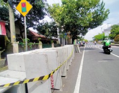 Matrial Proyek Ditumpuk di Pinggir Jalan, Warga Pandaan Protes