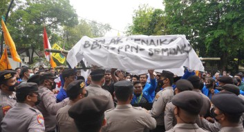 Demo DPRD Bojonegoro, Ratusan Mahasiswa Beri Kado Keranda Mayat