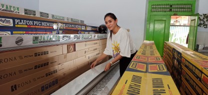 Pensiun dari Pramugari, Wanita Asal Ponorogo Ini Pilih Jualan Plafon