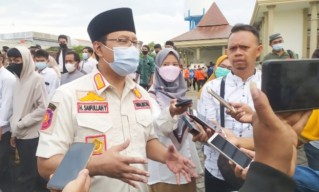 Gus Ipul Bagikan Sembako Sumbangan ASN kepada Ribuan Pekerja Harian Lepas