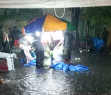 Gresik Diguyur Hujan, Kontes Pasar Bandeng Berantakan