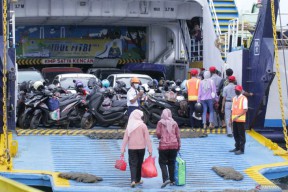 H-2 Calon Penumpang Masih Padati Pelabuhan Jangkar Situbondo