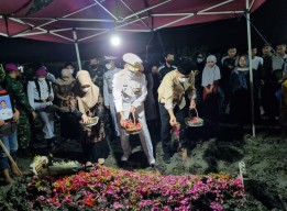 Praka Achyar Dimakamkan Secara Militer di Babat Dipimpin Danpasmar 2 Dihadiri Bupati Lamongan