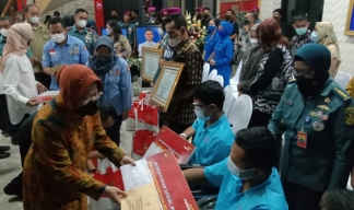 Mensos Tri Rismaharini Berikan Santunan kepada Keluarga Korban Penyerangan KKB Papua