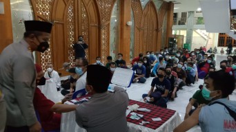 Polresta Sidoarjo Vaksin Ratusan Jamaah Salat Tarawih