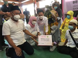 Berbagi Cinta, Gus Yani Bersama Pengusaha Asal Gresik Salurkan Ribuan Paket Sembako
