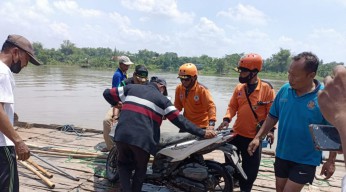 Sekeluarga di Jombang Naik Motor Tercebur Sungai, Anak Selamat, Bapak dan Ibu Kehilangan Nyawa