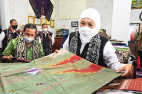 Khofifah Minta Warga Jatim Belanja dan Pakai Produk Dalam Negeri