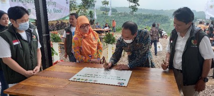 Pusat Kerajinan UMKM Binaan PT Smelting Saung Ka Bumi Diresmikan Sekda Sukabumi