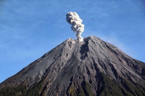 H-1 Lebaran, Gunung Semeru Kembali Muntahkan Awan Panas Guguran